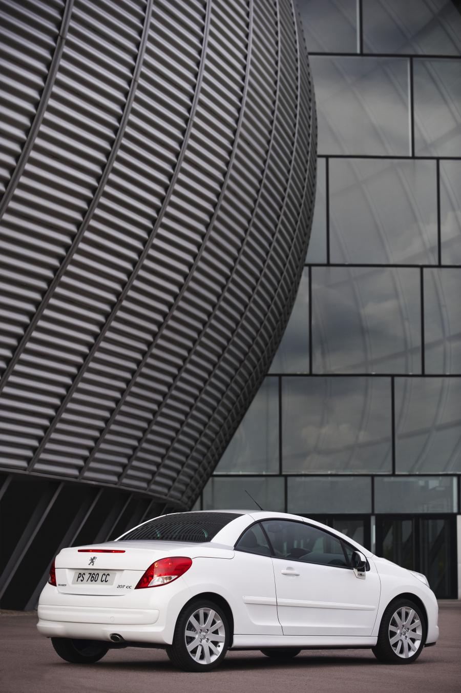  Peugeot 207 CC 2009 года  (фото 9 из 21)